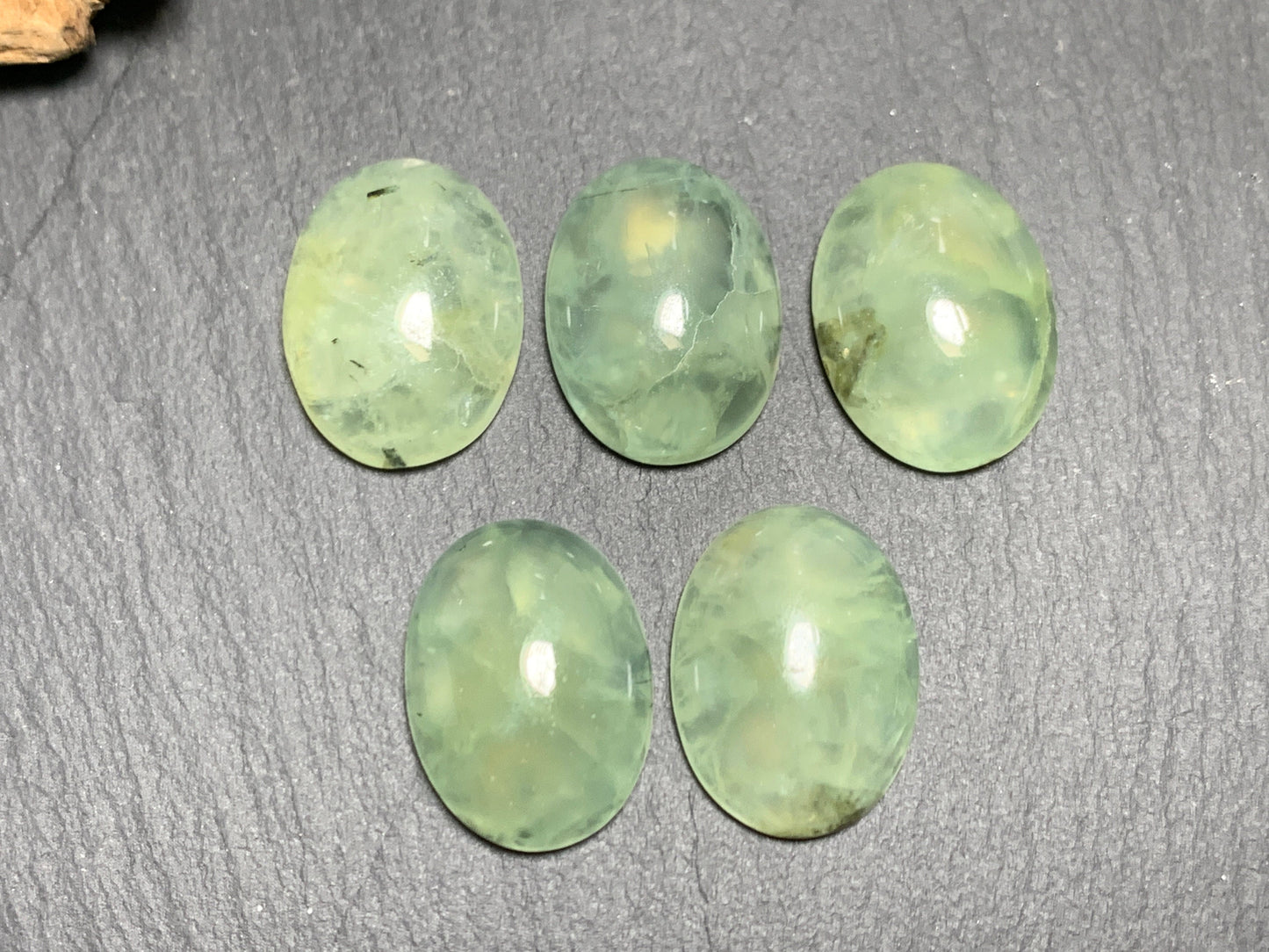 Prehnite oval 15x20mm cabochon - Calibrated cabochons