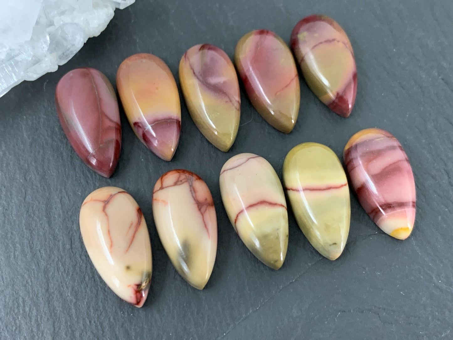 Mookaite Jasper pear 10x20mm cabochon