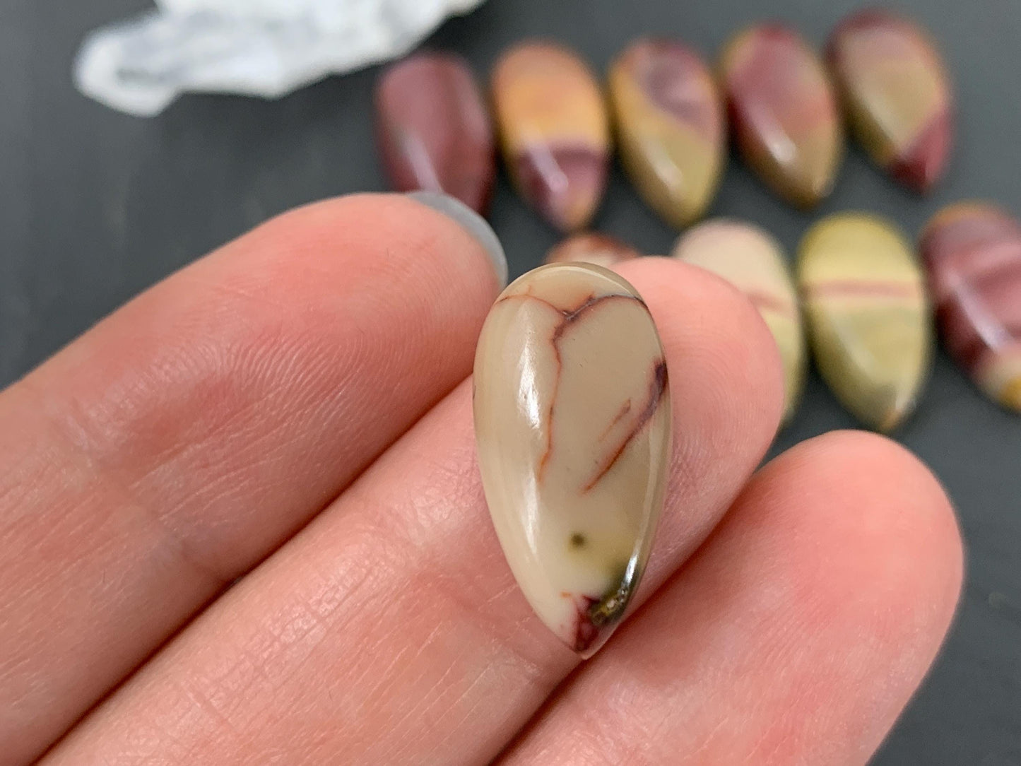 Mookaite Jasper pear 10x20mm cabochon