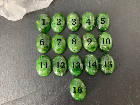 Chrome Diopside oval 13x18mm cabochon - Calibrated cabochons