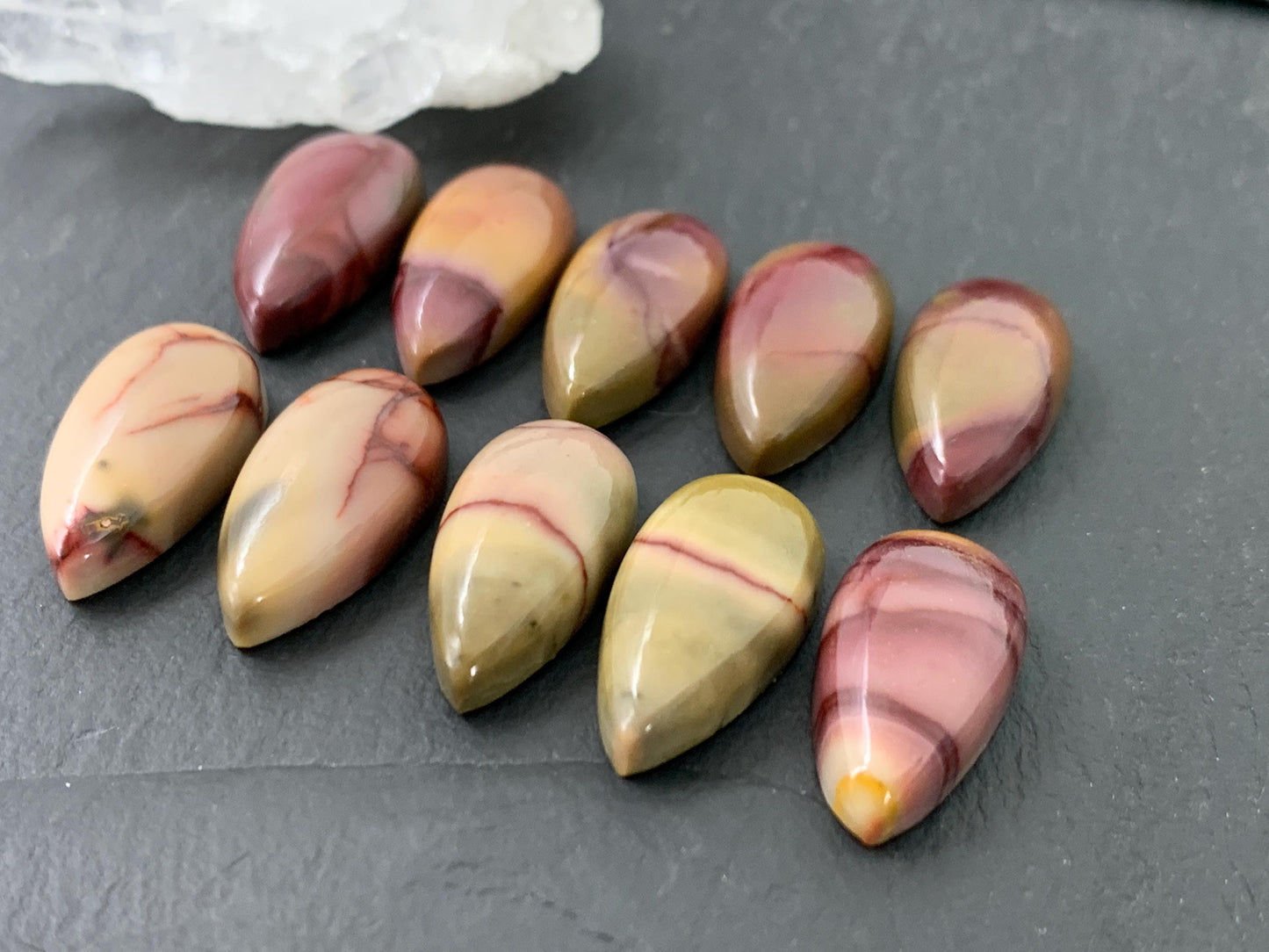 Mookaite Jasper pear 10x20mm cabochon