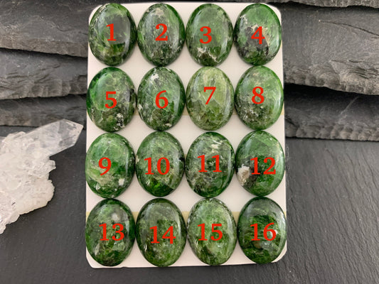Chrome Diopside oval 15x20mm cabochon - Calibrated cabochons