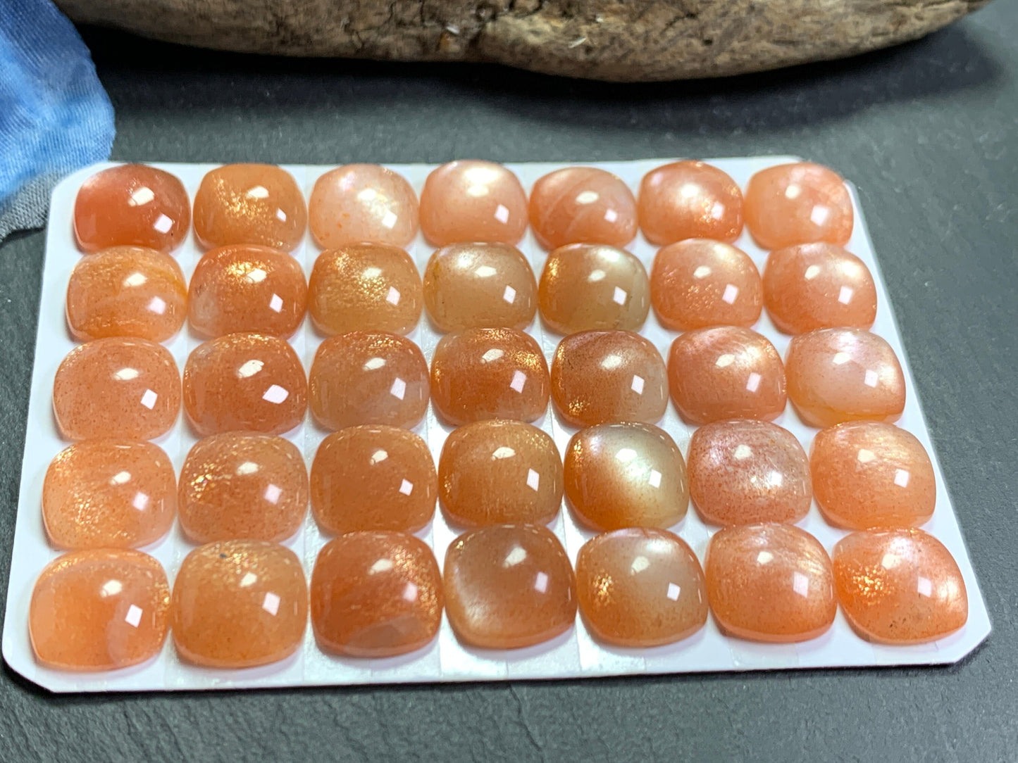 Goldsand Sunstone square cushion 10mm cabochon - Calibrated cabochons