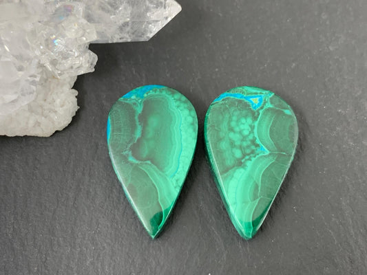 Malachite pear 14x23x4.5mm cabochon pair