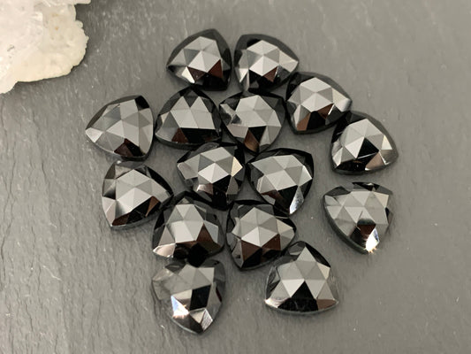 Faceted Black Spinel triangle 10mm cabochon - Calibrated cabochons