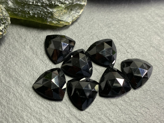 Faceted Black Spinel trillion 10mm cabochon - Calibrated cabochons