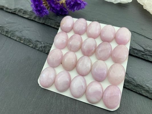 Kunzite oval 12x16mm cabochon - Calibrated cabochons