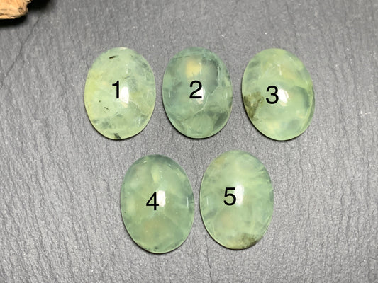 Prehnite oval 15x20mm cabochon - Calibrated cabochons