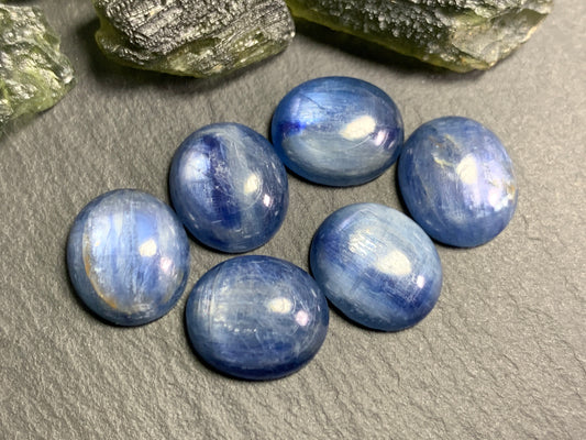 Kyanite oval 12x14mm cabochon - Calibrated cabochons