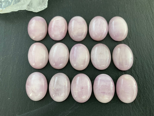 Kunzite oval 15x20mm cabochon - Calibrated cabochons