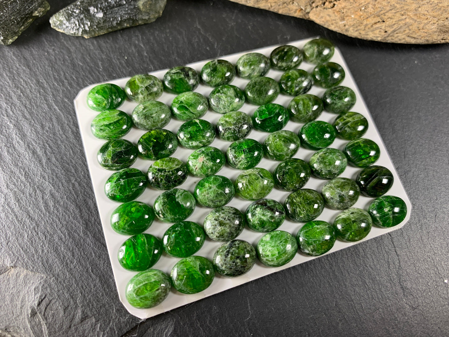 Chrome Diopside oval 8x10mm cabochon - Calibrated cabochons