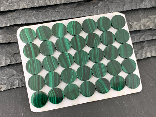 Flat Malachite round 10mm cabochon - Calibrated Cabochons