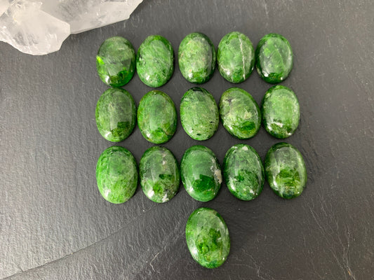 Chrome Diopside oval 13x18mm cabochon - Calibrated cabochons