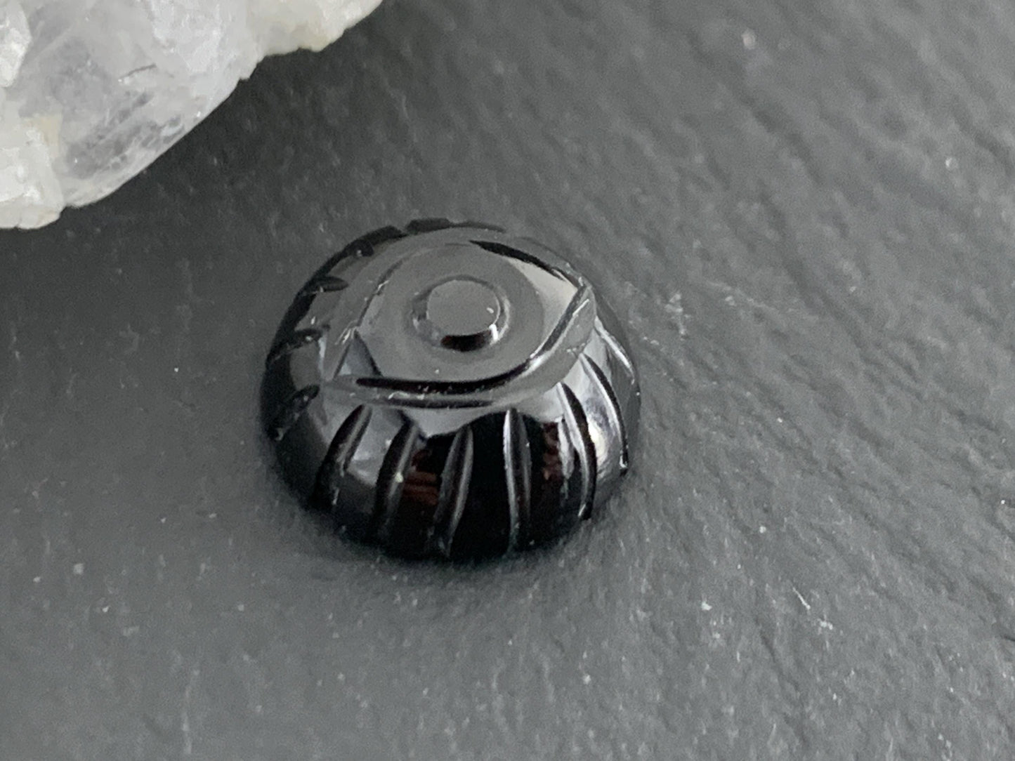 Spinel Carved Eye round 10mm cabochon