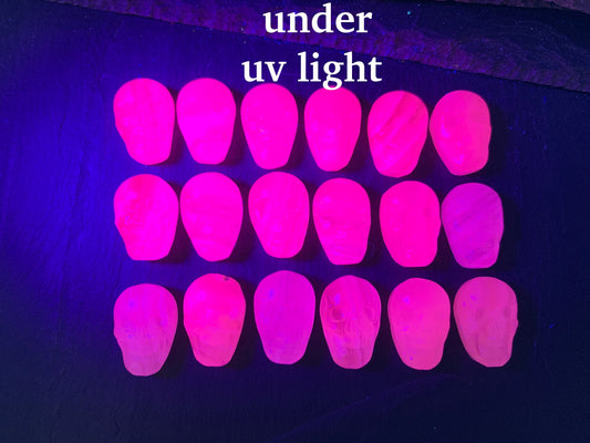 Fluorescent Calcite skull 15x22mm cabochon