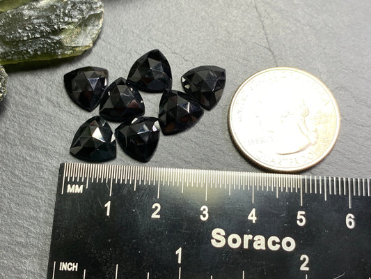 Faceted Black Spinel trillion 10mm cabochon - Calibrated cabochons