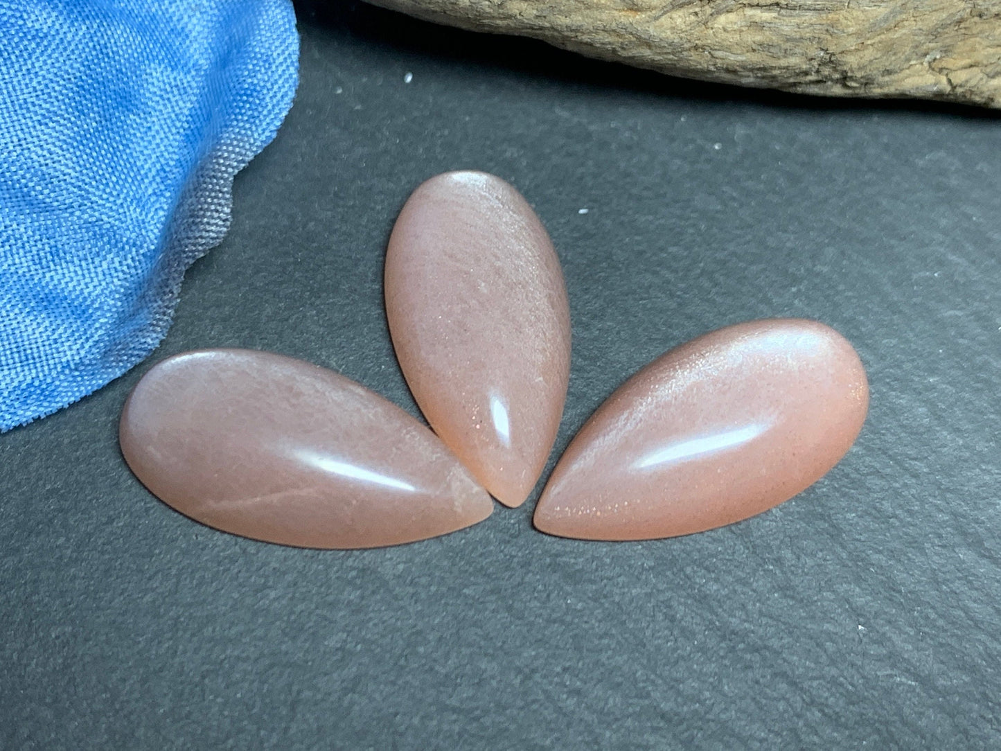 Goldsand Moonstone pear 10x20mm cabochon - Calibrated cabochons