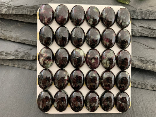 Eudialyte oval 13x18mm cabochon - Calibrated cabochons