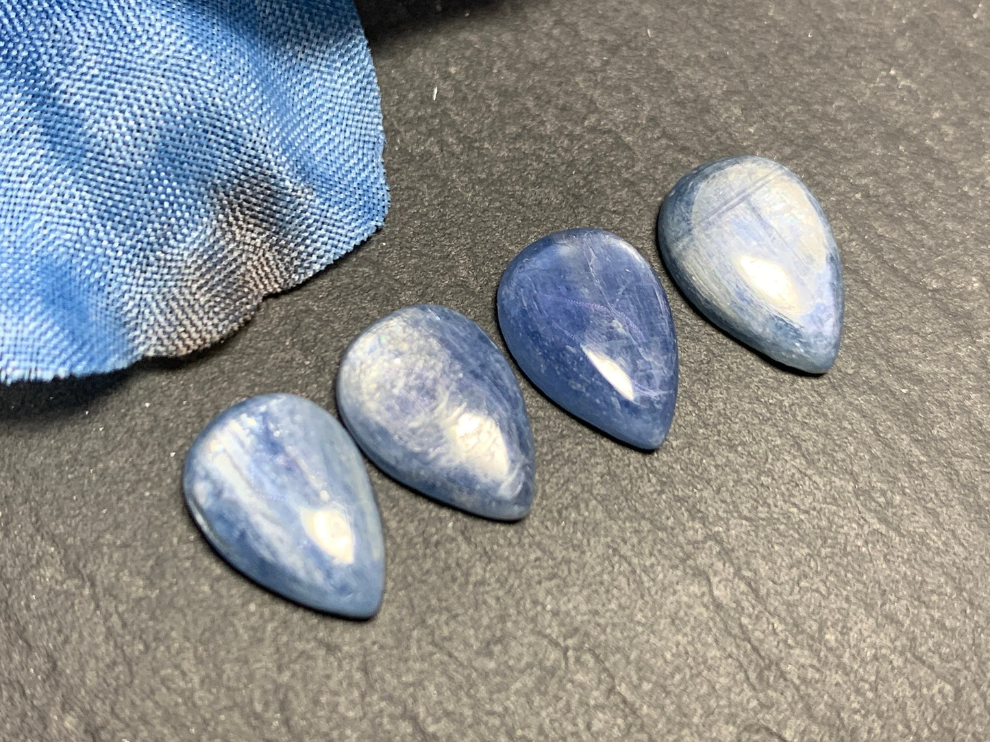 Kyanite pear 8x12mm cabochon