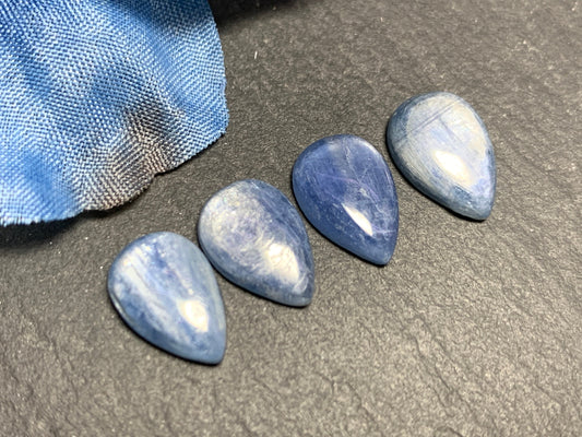 Kyanite pear 8x12mm cabochon