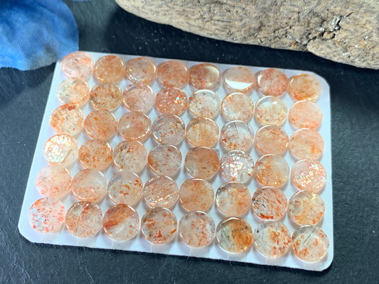 Flat Sunstone round 8mm cabochon - calibrated cabochons