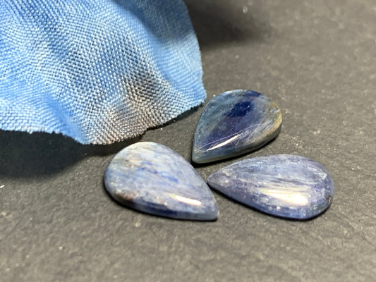 Kyanite pear 8x12mm cabochon - Calibrated Cabochons