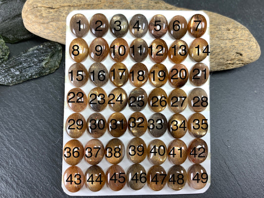 Gold Sunstone oval 8x10mm cabochon - Calibrated cabochons