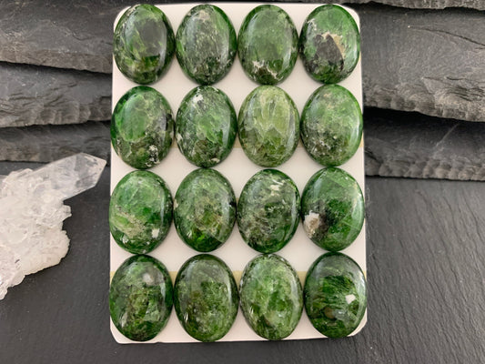 Chrome Diopside oval 15x20mm cabochon - Calibrated cabochons
