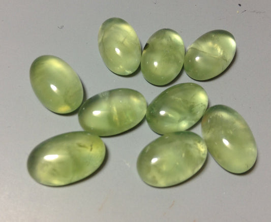 Prehnite oval 8x12mm cabochon - Calibrated cabochons