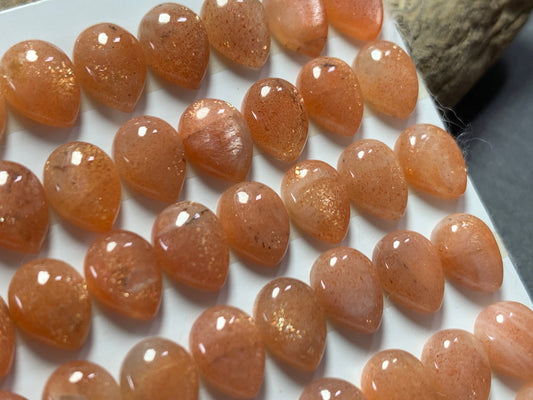 Goldsand Sunstone pear 6x8mm cabochon - Calibrated Cabochons