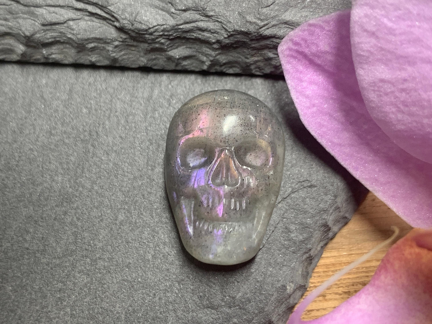 Labradorite Skull Carving, Rainbow Flash Crystal Skull, Gothic Crystal Decor, Witchy Home Decor:15x21mm
