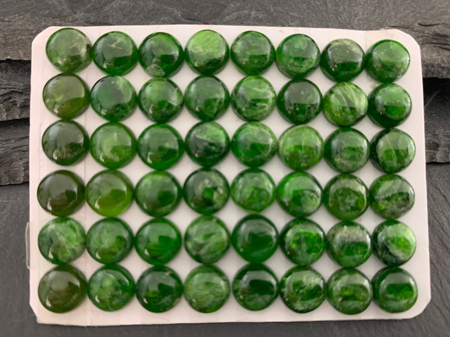Chrome Diopside round 8mm cabochon - Calibrated cabochons