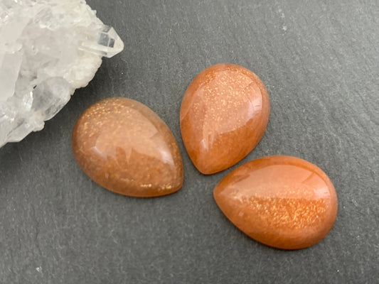 Goldsand Sunstone pear 15x20mm cabochon - Calibrated cabochons