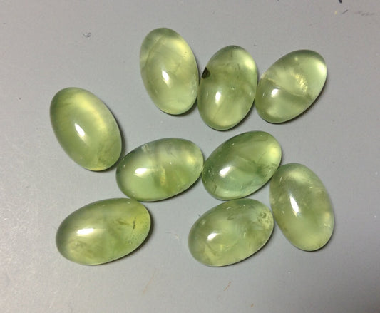 Prehnite oval 8x12mm cabochon - Calibrated cabochons