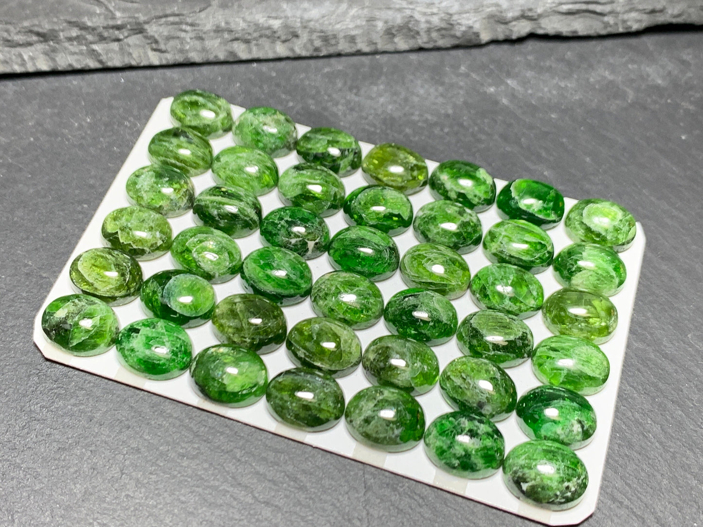 Chrome Diopside 8x10mm oval  cabochon - Calibrated cabochons