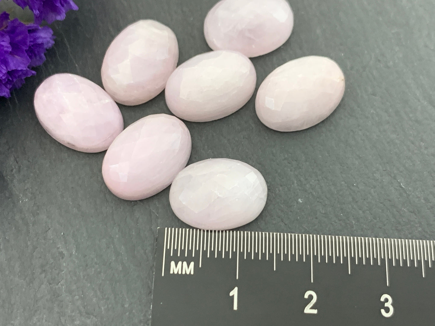 Faceted Kunzite oval 10x14mm cabochon - Calibrated cabochons