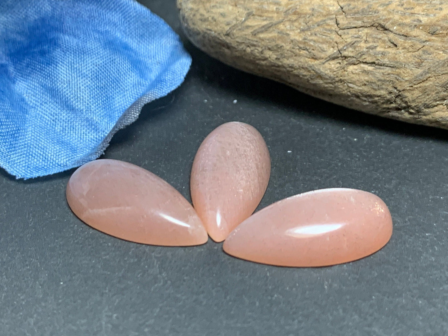 Goldsand Moonstone pear 10x20mm cabochon - Calibrated cabochons