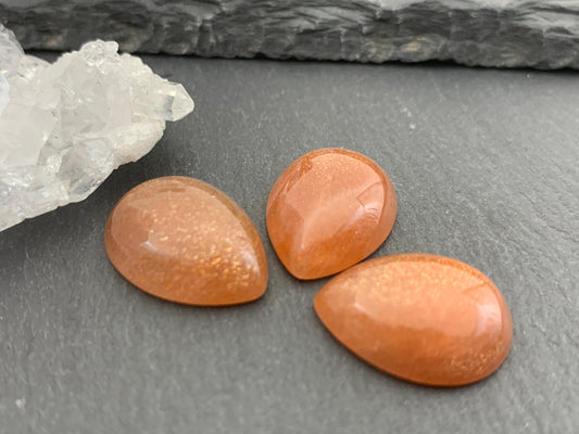 Goldsand Sunstone pear 15x20mm cabochon - Calibrated cabochons