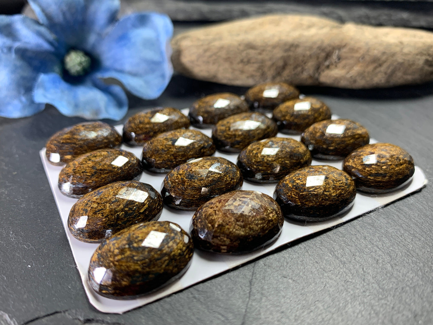 Faceted Bronzite oval 15x20mm Cabochon - Calibrated cabochons