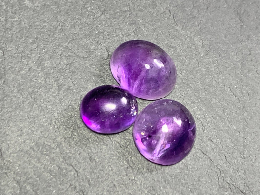 Amethyst oval 8-10mm long cabochon from Madagascar- lot of 3 cabochon
