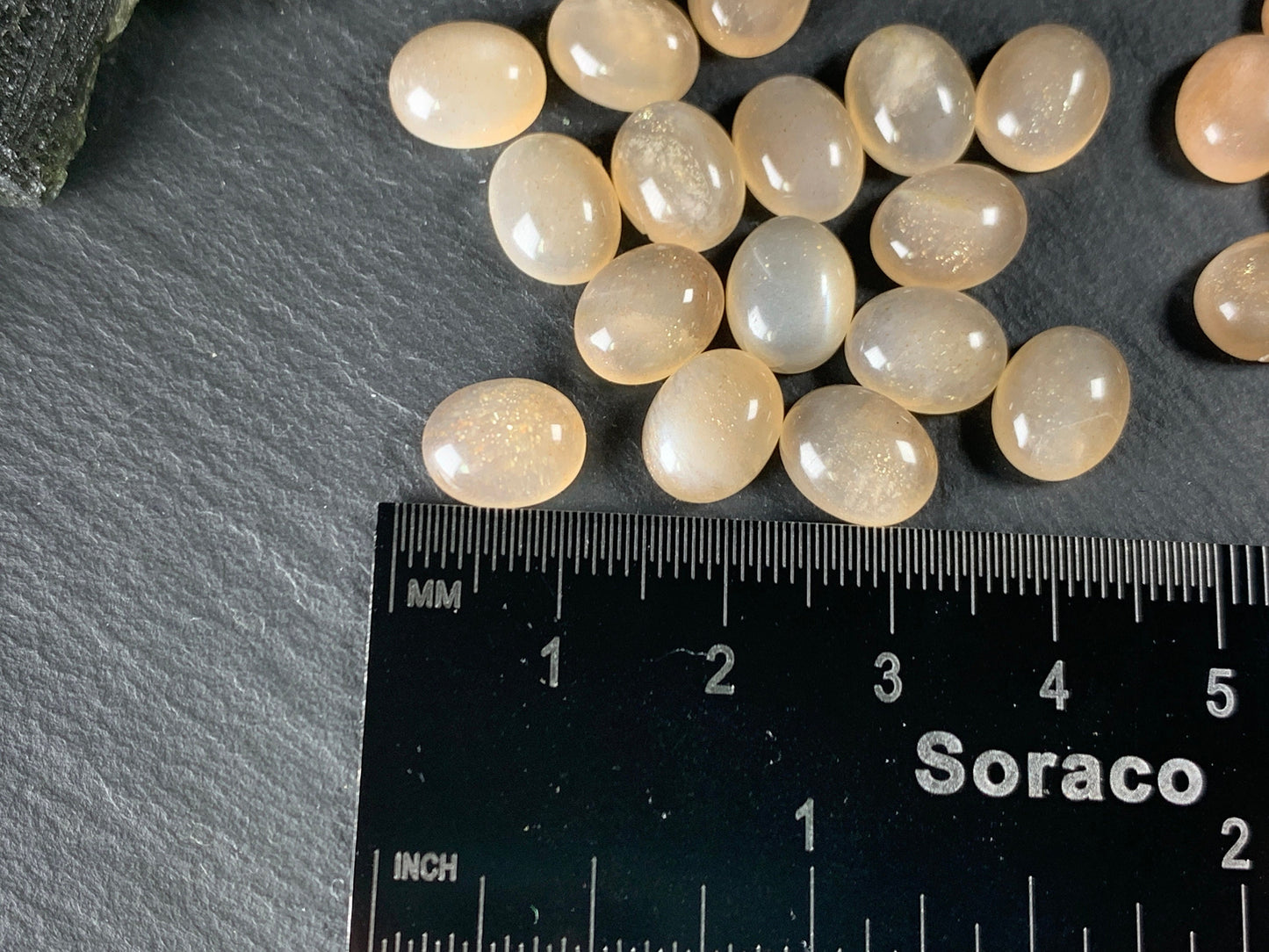 Goldsand Sunstone oval 8x10mm cabochon - Calibrated cabochons