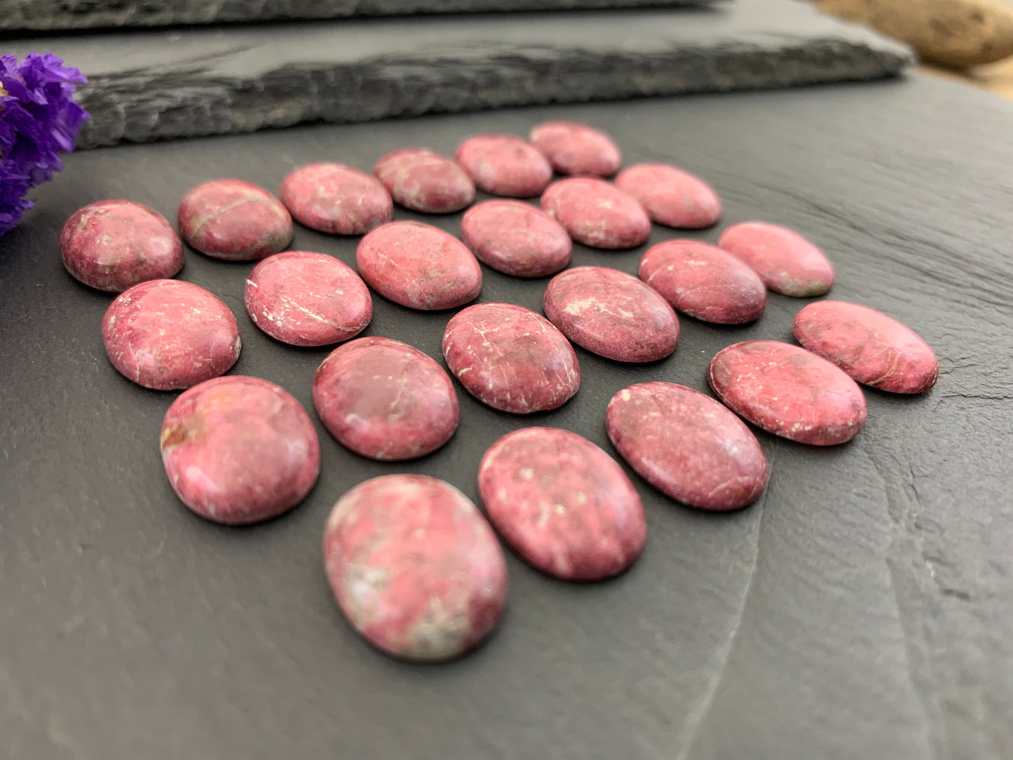 Thulite (Rosaline Zoisite) oval 12x16mm cabochon