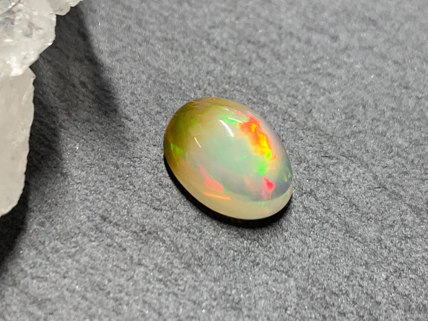 Ethiopian Opal oval 8x11mm cabochon - bi-color Opal