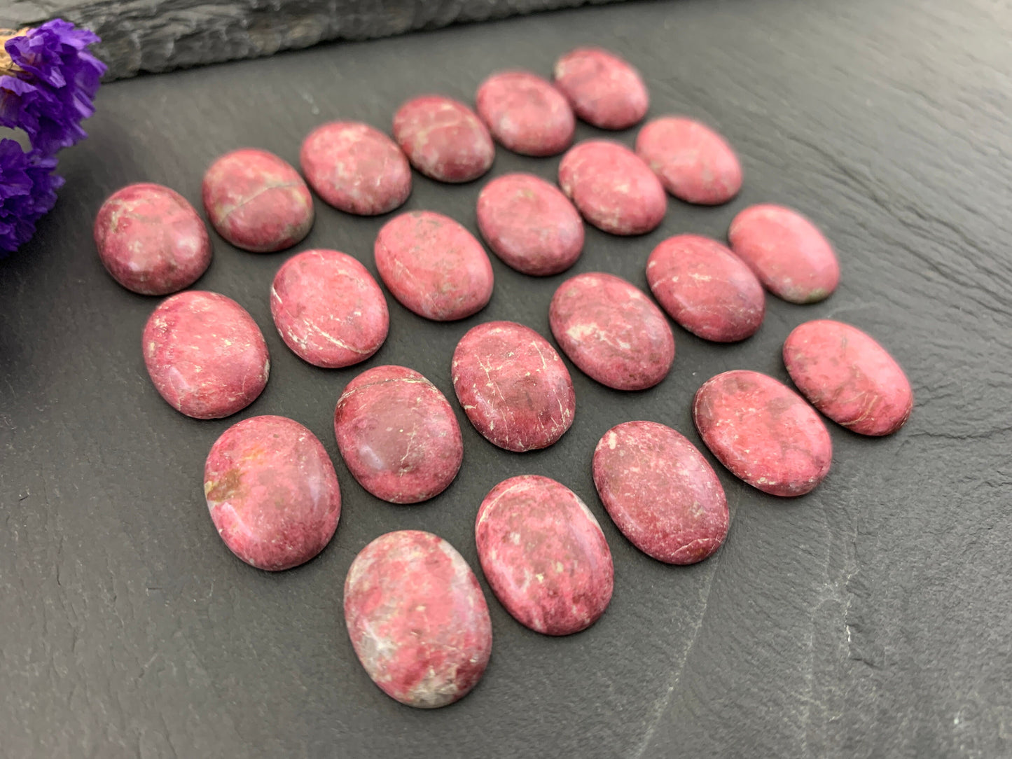 Thulite (Rosaline Zoisite) oval 12x16mm cabochon