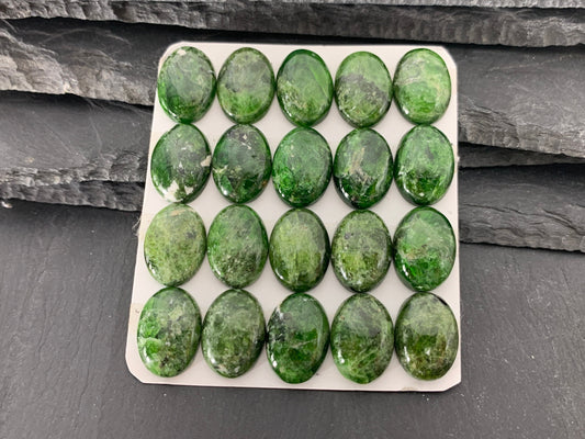 Chrome Diopside Oval 13x18mm cabochon - Calibrated cabochons