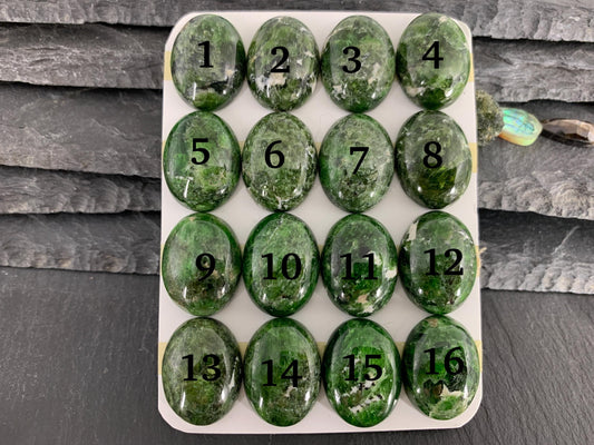 Chrome Diopside oval 15x20mm cabochon - Calibrated cabochons