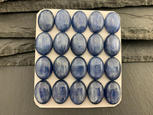 Kyanite oval 13x18mm cabochon - Calibrated cabochons