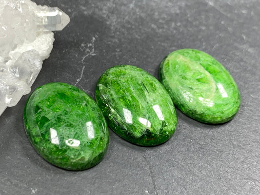 Chrome Diopside oval 15x20mm cabochon - Calibrated cabochons