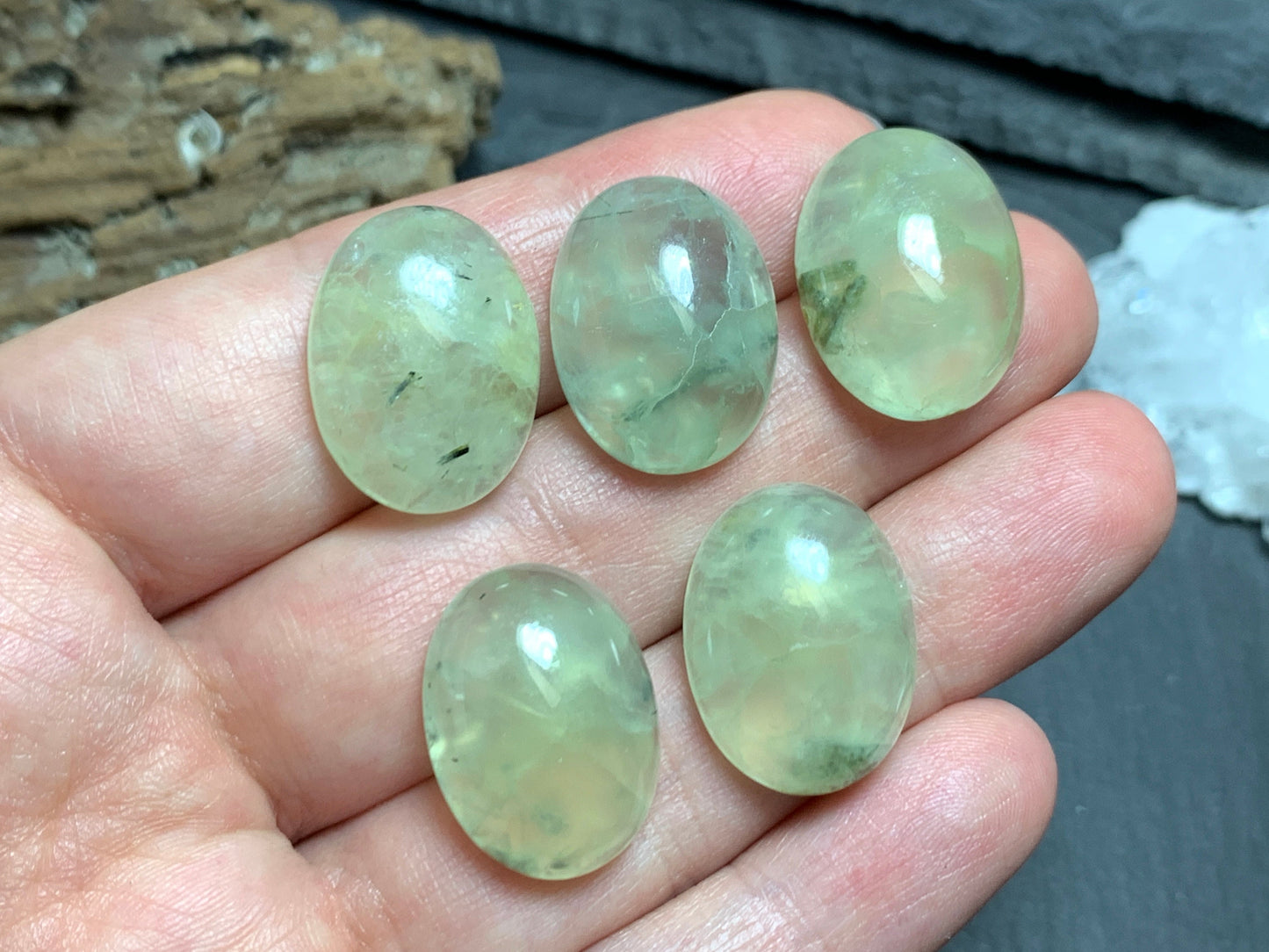 Prehnite oval 15x20mm cabochon - Calibrated cabochons