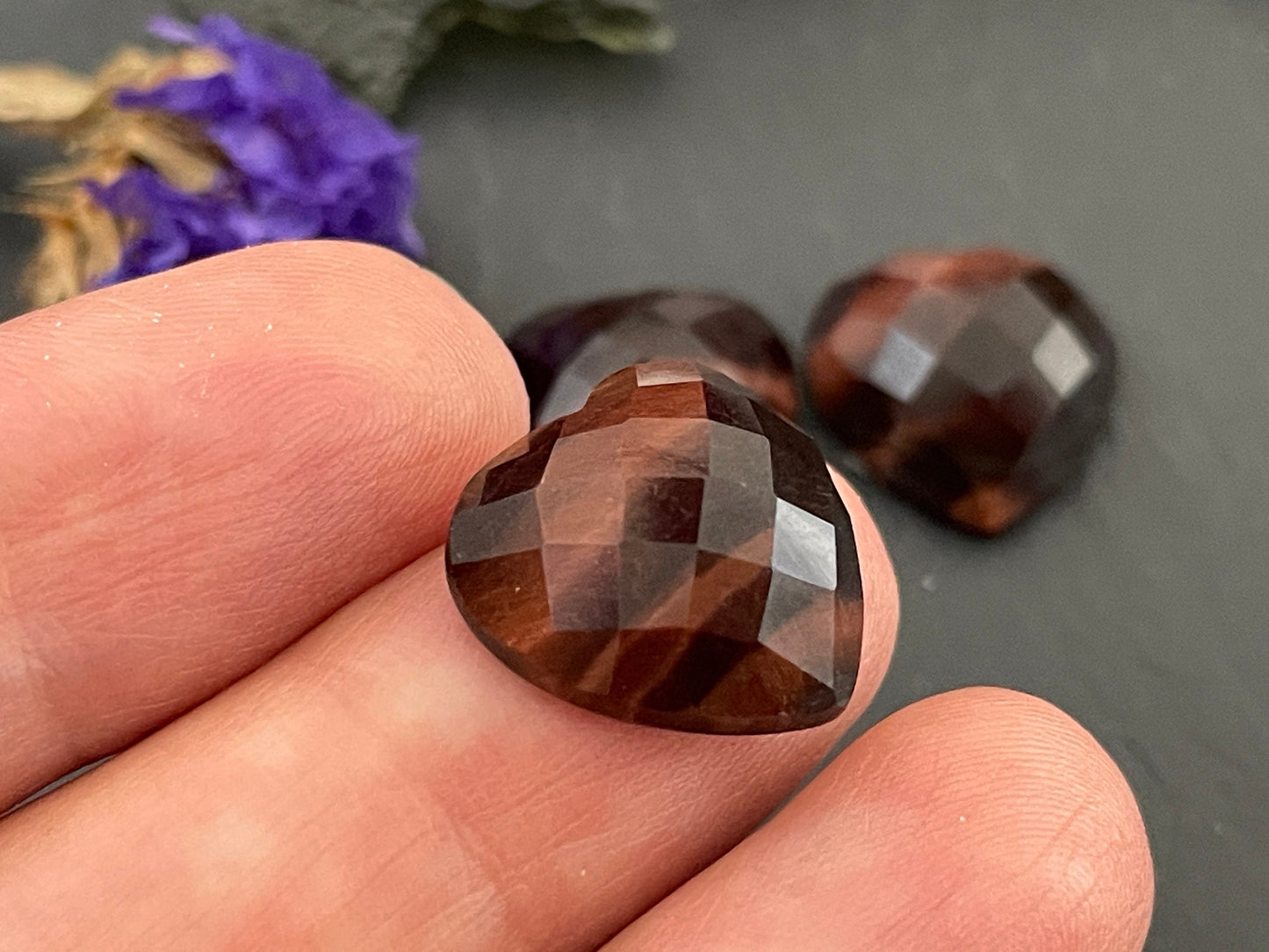 Faceted Red Tiger Eye Heart 15mm cabochon - Calibrated cabochons